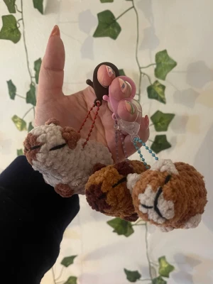 Virkade capybara nyckelringar - Kostar 35kr/st så bara skriva vilken/vilka du vill ha!           Handvirkat i mjukt polyester garn! Perfekt som gosedjur eller present!