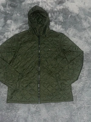 Tommy Hilfiger – Quilted Jacket (Olivgrön) - Snygg och fräsch tunn jacka.  Toppskick, med tvättlappar kvar. •  (funkar kanon som  L/XL). • Skick: 10/10 – inga fläckar eller hål. Hela längden från axeln 74cm.  Arm längd 67,5cm