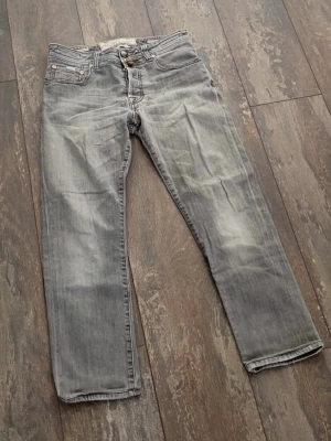 Jacob Cohen Jeans - Säljer ett par otroligt feta Jacob Cohen jeans. Dessa är välkända. Skicket är dessutom 10/10. Storlek 32. Priset kommer ligga på 899kr men kan sänkas. Kolla i profilen för liknande klädsel.