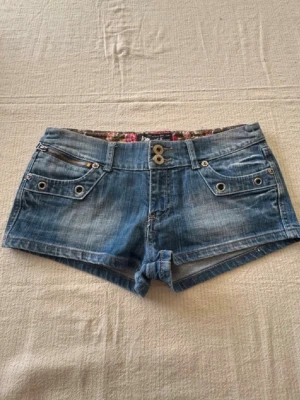 Lågmidjade jeansshorts  - Lågmidjade jeansshorts, midjemåttet är 41cm! 