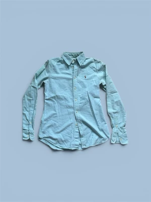 Ljus blå Ralph lauren skjorta  - BESKRIVNING  Märke • Ralph lauren Nypris • 299 Storlek • XS Skick • Mycket bra   • Skicka meddelande vid frågor eller bud! • Lägg till i bundle för att spara upp till 20%! • Samma eller nästa dags leverans garanteras 😊  