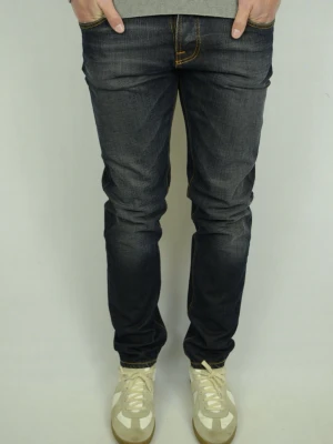Nudie Big Bengt Jeans  - NUDIE JEANS Storlek : 29/32 Modell : Sharp Bengt Mått : A = 39CM - B = 110CM - C = 18CM Användning : Jeansen är i ett väldigt fint skick utan defekter Nypris : Cirka 1800SEK Modellen på bilden : 182CM och väger 76,5KG