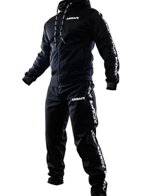 Svart tracksuit från Askari - Snygg svart tracksuit från Askar med vit logga på bröstet, benet och längs ärmar och byxben. Setet består av en zip-hoodie med dragsko och matchande byxor med resår i midjan. Perfekt för chill eller streetwear. Tillverkad i mjukt material för maximal komfort.