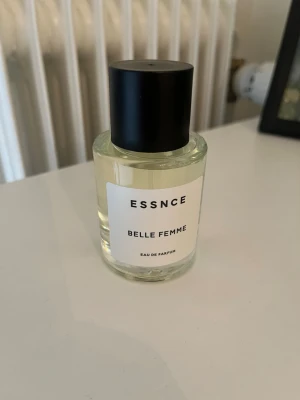Essnce parfym  - Belle Femme från Essnce 50ml endast provdoftat på så är 99% kvar i flaskan. 