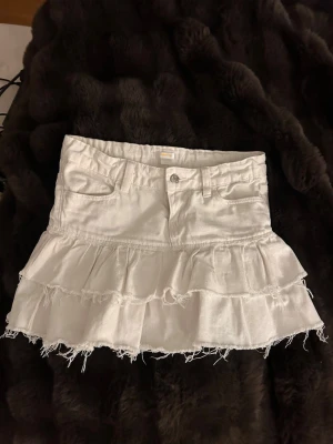 Jeanskjol med volang - Denim frill skirt från Gina young. Förra årets kollektion så helt slutsåld. Säljer en i storlek 152 och en i 170. Precis som nyskick.