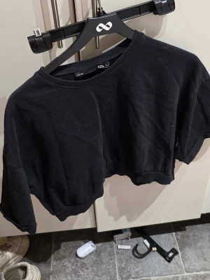 Lager 157 Frida Crop Top (Stl L)  100% Bomull - Säljer den populära modellen "Frida" från Lager 157 i färgen svart. Den är i mycket fint skick och gjord i 100% mjuk bomull. En perfekt bas-topp med en snygg boxig och croppad passform.  ✨ Produktinfo: Märke: Lager 157 (Modell: Frida) Storlek: Large (L) Material: 100% Bomull Skick: Mycket fint skick Passform: Boxy / Cropped