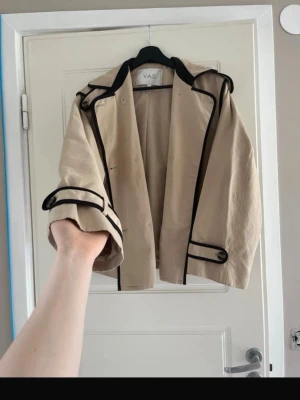 Trenchcoat  - Säljer denna trenchcoaten från Yas, nypris ca 1000kr