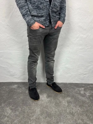 Replay jeans  - Ett par riktigt snygga jeans från Replay i storlek W33 L34 i modellen anbbas hyperflex 
