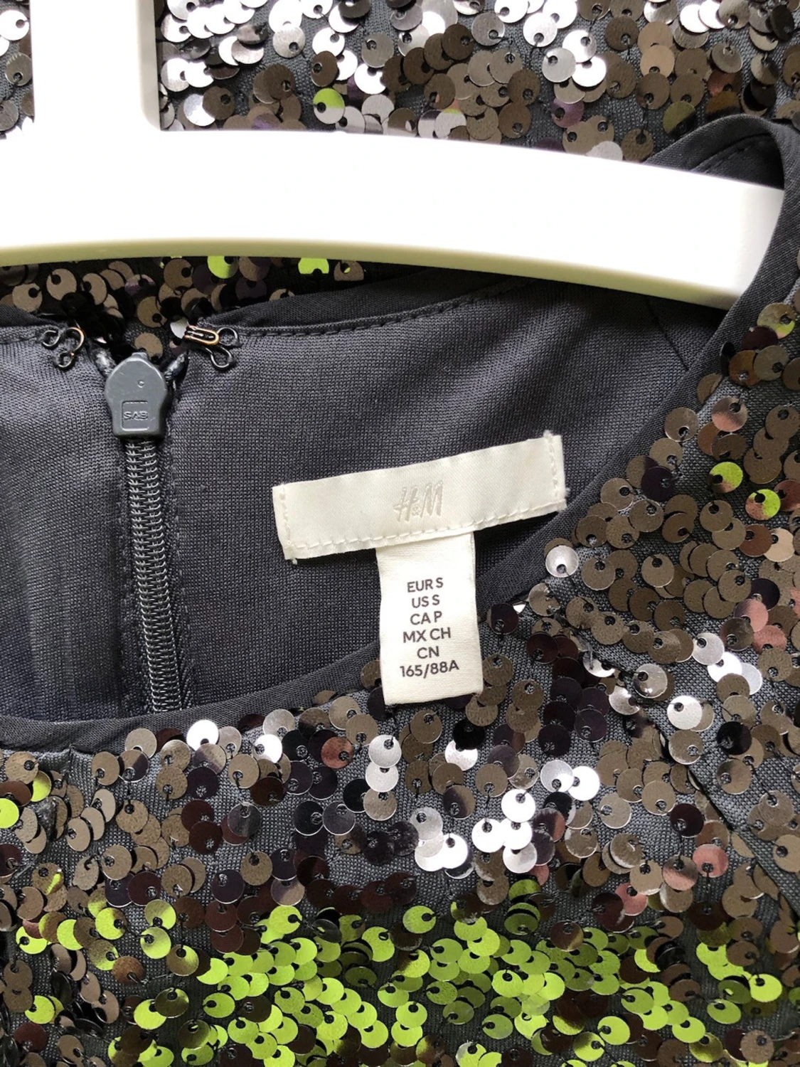 Glittrig silverklänning från H&M - 1