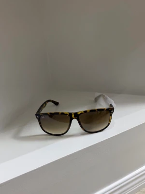 Rayban boufriend solglasögon  - Sprillans nya raybans! Bästa investeringen passar till alla årstider! Modell: 4147 710/51! Storlek:60! Vid minsta fundering kontakta oss✔️
