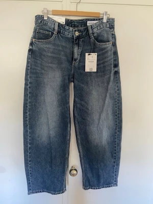 Blå baggy jeans från Bershka - Säljer ett par blå raka jeans från Bershka💕 storlek 40, helt nya prislappen kvar 