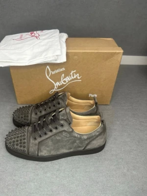 Gråa Christian Louboutin  - Christian Louboutins grå | Size - 42 fits 42,5 | Skick - 10/10 nyskick | Äkta | Allt og förutom box | Nypird - 10 000kr | Hör av er vid frågor eller funderingar 🙌