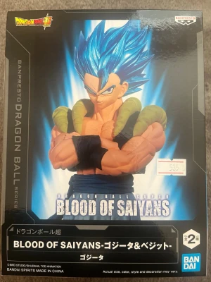 Dragon Ball Super Blood of Saiyans figur - Säljer en Dragon Ball Super Blood of Saiyans-figur från Banpresto. Figuren föreställer Gogeta med blått hår, grå byxor och grön scarf. Perfekt för samlare av anime och manga. Levereras i originalförpackning.