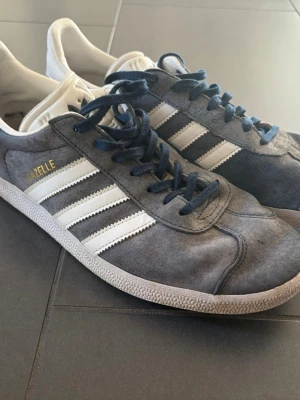 Adidas gazelle skor  - Adidas gazelle skor i storlek 43 och 1/3. Skriv om du undrar något!