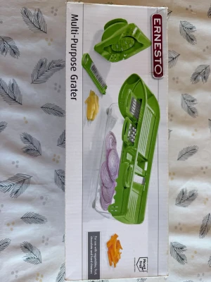 Multifunktionell rivare Ernesto - Multifunktionell rivare i grön plast från Ernesto. Innehåller flera utbytbara blad för att riva, skiva och strimla grönsaker, ost och choklad. Praktisk design med handtag och transparent behållare. Perfekt för att fixa sallad, pommes eller riva ost snabbt och smidigt. Har endast testat den. 