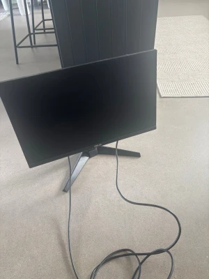 Asus skärm 180hz 0.5ms 24tum - Säljer näst in till helt ny gaming skärm då jag har tappat intresse för att spela, skärmen är max använd 30 gånger så nästintill ny