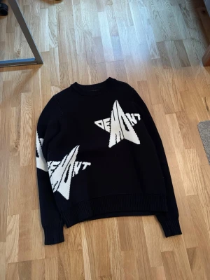 Demont Sweatshirt - Yo säljer denna Demont tröja från en av deras första kollektioner, tröjan är använd en handfull gånger. Tröjan är i Xs men sitter som en S skulle jag säga.