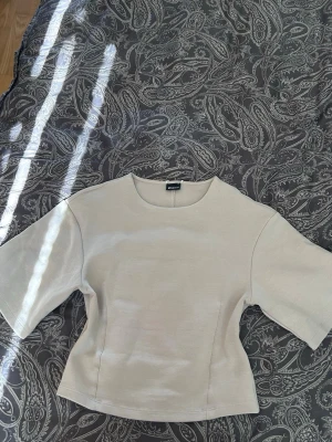 Beige topp - Figursydd passform | passar S 