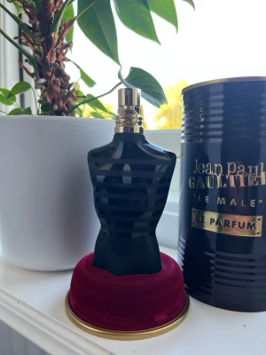 Jean Paul Gaultier Le Male Le Parfum - Säljer en Jean Paul Gaultier Le Male Le Parfum. Flaskan är formad som en svart torso med gulddetaljer och kommer med originalförpackning i svart metall med guldfärgade inslag. En ikonisk och stilren parfymflaska som sticker ut i badrumshyllan. Vet inte exakt hur mycket det är i men kan gissa på 3/4. Alltså ungefär 56ml