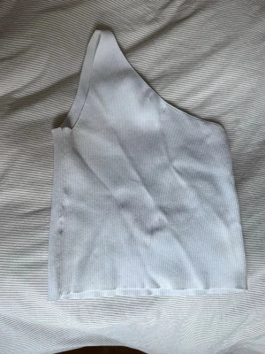 Oneshoulder topp - Så snygg topp från mango med detaljer på sidan🩵🩵