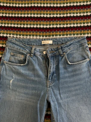 Blå Bootcut Jeans från Gina - Snygga blå jeans från Perfect Jeans med rak passform och klassisk femficksdesign. Jeansen har en liten sliten detalj framtill och är tillverkade i mjuk denim. Perfekta för en avslappnad och trendig look.
