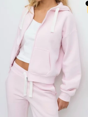 Ljusrosa hoodie med dragkedja - Snygg ljusrosa hoodie med dragkedja och huva, samt vita snören från gina tricot i storlek S , använd fåtall gånger 