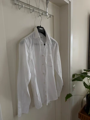 LINNESKJORTA FRÅN ZARA - Säljer denna skitfina linneskjortan från Zara | Nypris ca 500kr | Storlek S | Perfekt skjorta till sommaren | Denna modell är slutsåld | Kontaka vid frågor eller intresse | Vid snabb affär kan jag droppa i pris | 