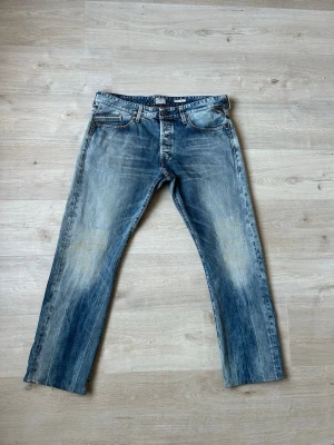 Ljusblåa Vintage Replay Waitom Jeans W38 L32 - Fina Replay Jeans i blå färg. Jeansen är i mycket bra skick och sparsamt använda. |  Äkta som allt annat jag säljer! ✅ |  Storlek: W38 L32 | Skick: Mycket Bra Skick | Färg: Blå | Märke: Replay | Modell: Jeans |   Hör gärna av dig vid frågor så svarar jag så fort jag kan! 😁 |  (SKU - 109)