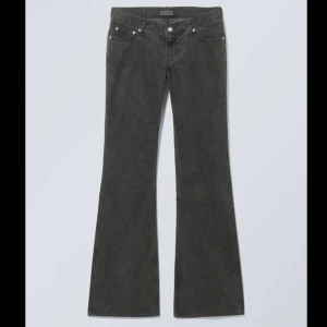 Svarta manchesterbyxor bootcut från Weekday - Säljer ett par svarta/gråa manchesterbyxor från Weekday med bootcut-passform. Obs lite slitna på baksidan av fållen, kan skicka bild 