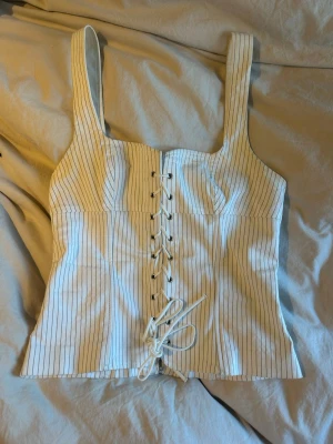 Super snygg korsett från Zara!!! - Perfekt topp från Zara till sommaren!! Korsett med ränder och är i bra skick, använd fåtal gånger💝💝 Kan gå ner i pris vid en snabb affär!!