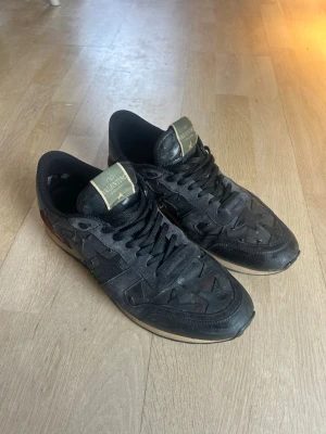 Rockrunner - Snygga unika Valentino rockrunner med stjärn mönster. I lite sämre skick. 100% äkta köpt för 2700 på storeendas hemsida ✌️Priser är självklart diskutabelt🫡🙃