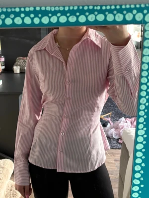 Randig knytskjorta 💞 - Supersnygg, skön och nice skjorta från design by si. Väldigt bra skick ☺️