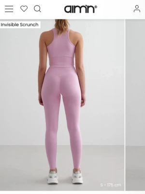 Ljusrosa seamless leggings från Aim'n - Säljer ett par ljusrosa seamless leggings från Aim'n med dold scrunch-detalj bak. Perfekta för träning eller chill. Materialet är mjukt och följsamt, och modellen har en ribbad midja för extra komfort.