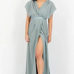 Ljusblå långklänning med slits - Underbar långklänning med omlott och markerad midja. Klänningen har korta ärmar, v-ringning och en hög slits framtill som ger en trendig look. Perfekt för dig som vill ha en elegant och modern stil.