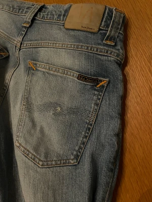 Nudie Jeans CO - Grim Tim - Märke: Nudie Jeans CO | Modell: Grim Tim | Passform: Slim | Storlek: 32/32 | Färg: Ljusblå | Skick: 8/10 | Defekter: Inga | Ställ gärna frågor!