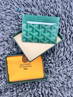 grön plånbok - Tja, säljer en riktigt fett plånbok i färgen grön, box medföljer. Skriv om du har några frågor :)