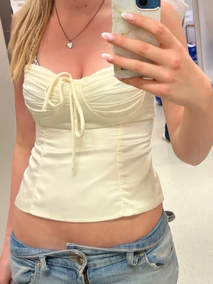Krämvit korsettopp med snörning - Säljer denna as snygga korsett topp med snörning ❤️ Köpt i Australien 
