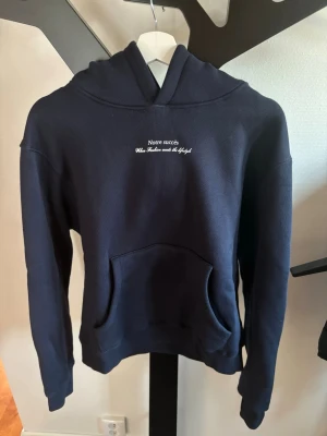 Hoodie nortre succés  - Snygg marinblå hoodie, med text där bak nypris 900.