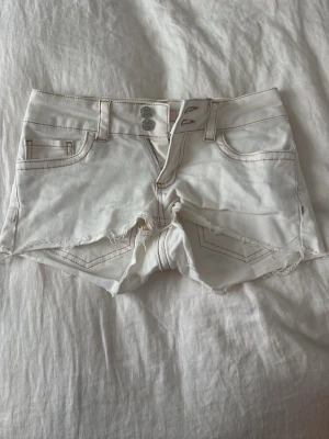 Vita lågmidjade shorts - Nelly shorts, väldigt lågmidjade strlk 34. Aldrig använda pga att de är för små.