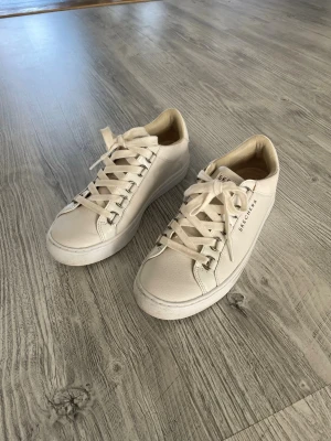 Sketchers sneakers - Säljer dessa sneakers för dom blivit för små. Dom är i hyfsat fint skick. Finns såklart små skavanker då dom har används ett tag. Storlekslappen har slitits bort men det är storlek 38 och innersulan är 25cm. Hör av er vid frågor  Pris kan diskuteras vid snabb affär!