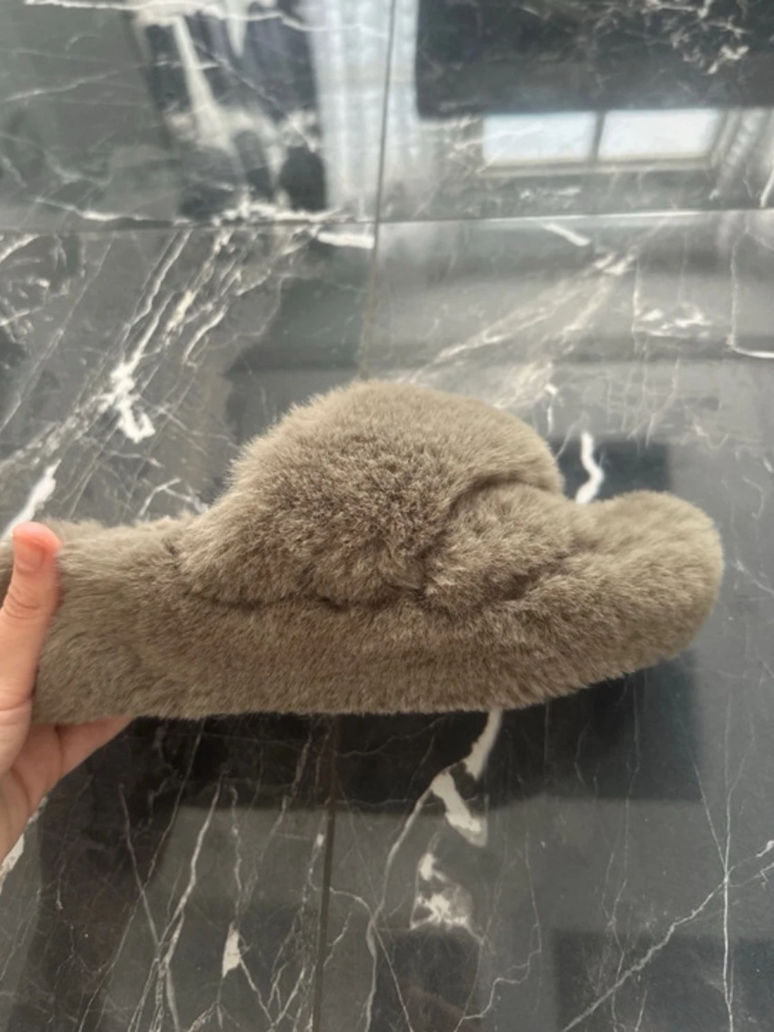 Beiga fluffiga korsade tofflor - 1