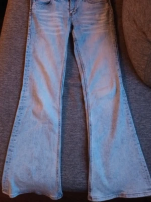 Ljusblå Jeans från Weekday - Säljer mina jeans ifrån weekday då jag inte använder dem. Använt ett fåtal gånger och finns inga hål. Innerbensläng är ca 76cm. Är de några frågor är det bara att fråga!!💕  Pris går att diskutera💗
