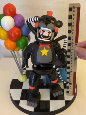 RARE FNAF FUNKO Lefty + Puppet figur - Totalt 30cm stor, sällsynt figur!! Startar vid 1250kr, kan tänka mig dra ner priset om du vill köpa nu. Från funko, billigast jag hittat online är 1500kr, upp till ca 3000kr! Jag ska ha boxen någonstans, kan letas upp vid behov. Den är i mycket bra skick, bara varit på display. En rehjäl investering, men gör genast ditt rum 100 gånger coolare!!