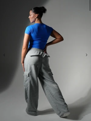 Grå cargobyxor med bred passform - Helt nya. Säljer då dom inte passade. Storlek XS regular. Men skulle säga att dom passar mer som S. Säljer i svart och rosa också!