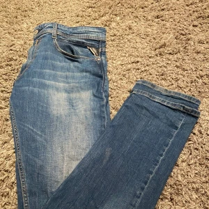 Blå jeans från Replay - Replay jeans i bra skick, de har slitningar / hål på ena benet annars inga skavanker, pris kan diskuteras!