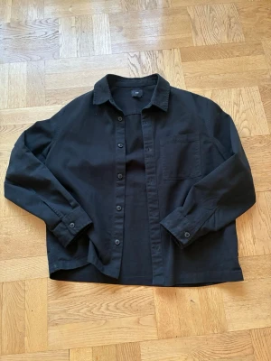 Jeansskjorta  - Säljer denna jeansskjortan från HM. Sitter fint, perfekt till våren! 