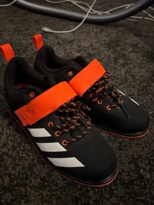 Tyngdlyftnings skor från Adidas - Säljer ett par tyngdlyftar skor i storlek 42 2/3. Använda 3ggr. Perfekta för gym eller styrketräning.
