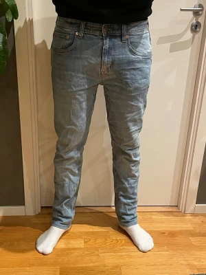 Ljusblå slim fit jeans - Säljer ett par ljusblå slim fit jeans med klassisk femficksdesign och normal midja. Jeansen har dragkedjegylf och är tillverkade i denim med lätt tvättad look. Perfekta för en avslappnad stil. Stolek W34, L34