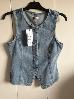 Jeans tröja/jacka - En JÄTTESNYGG jeanströja som skulle passa jättefint till en festival eller fest. Den är i helt nytt skick med lappen och allt (inte använd) pga har redan en snarlik:)   Frakt betalar man själv!