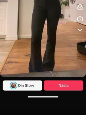 Svarta bootcut byxor - Säljer dessa populära Gina tricot kostymbyxor som tyvär är för små för mig, väldigt fina och bra pass form, används endast 1 gång🩷 Knappen på ena fickan är borta se bild.